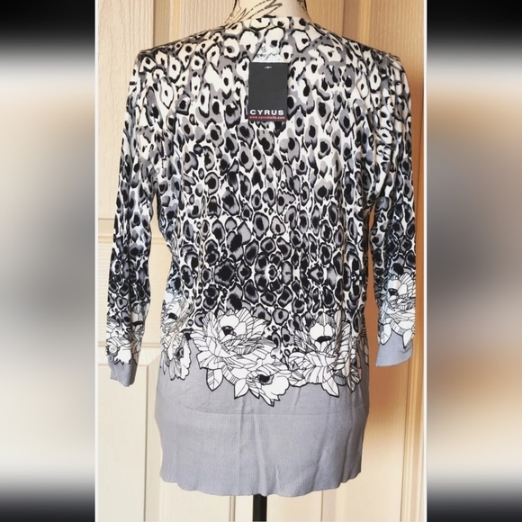 Cyrus Black & White Abstract Flower  Button Up V-Neck 3/4 Sleeve Cardigan 1X - Picture 4 of 11
